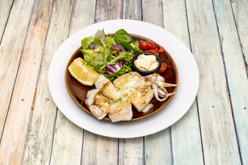 Sepíidos are an order of cephalopod mollusks known by the name of cuttlefish, cuttlefish, cuttlefish or cachón. We cook this one and it's called grilled cuttlefish