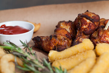a set of dishes consisting of baked chicken wings , sets in a cafe