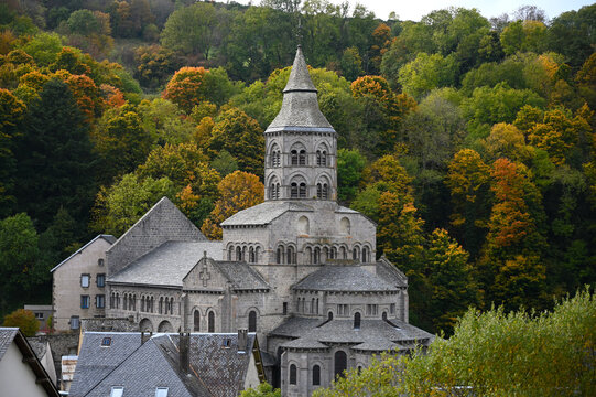 La basilique Notre-Dame d&rsquo;Orcival, Puy de D&ocirc;me, Auvergne-Rh&ocirc;ne-Alpes, France
