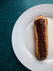 éclair au chocolat fond bleu 
