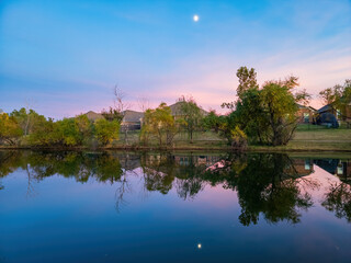 Fototapeta premium Sunset view of a community lake and residence