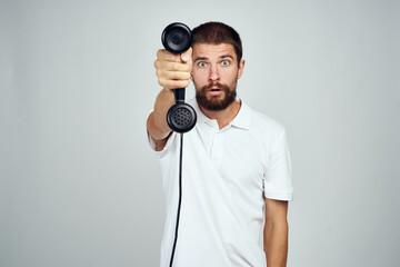 Naklejka premium emotional bearded man talking on the phone light background