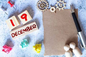 Calendar with trendy blue text and numbers for January 19 and a gift in a box