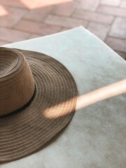 Wakacje w słońcu z kapeluszem 