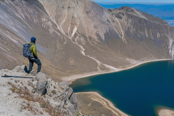 Fototapeta premium a man on the edge of the cliff in the nevado de toluca volcano