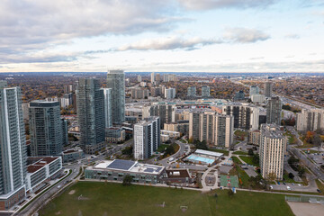 Obraz premium drone view of apartment buildings by parkway Forrest Fairview mall the don valley parkway highway and the 401 highway 