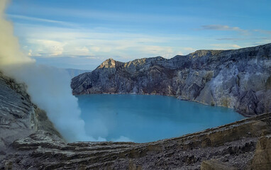 Fototapeta na wymiar Beautiful morning at the top of Mount Ijen Indonesia.