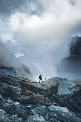 Obraz premium A woman walked at the top of mount Ijen in Banyuwangi Indonesia.