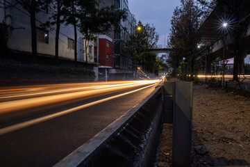 Estela de luz de Automóviles pasando sobre periférico en la Ciudad de México 