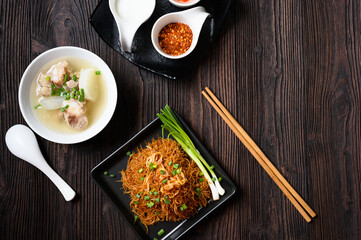 Rice noodles with pork bone stock