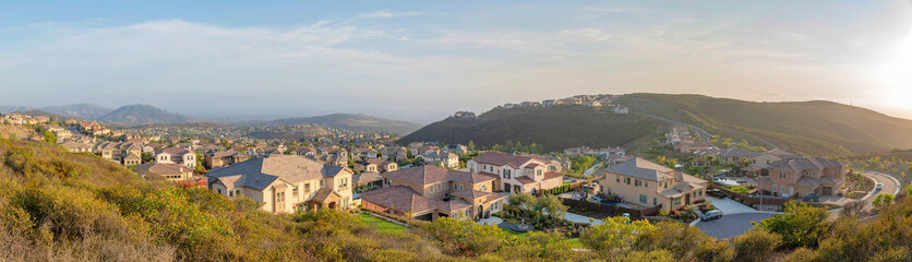 Fototapeta na wymiar Suburban residences on a mountain from the view at Double Peak Park