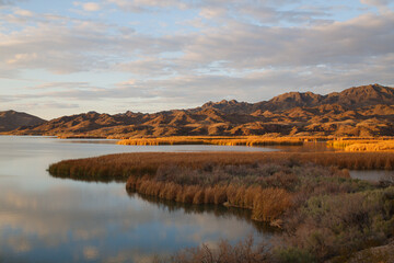 Fototapeta premium Lake Havasu with mountains in the distance 
