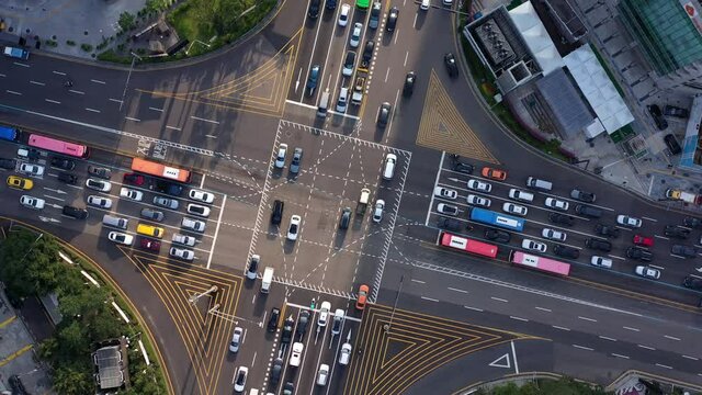 강남역 사거리 교차로 교통