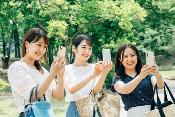 スマホで撮影する女性たち
