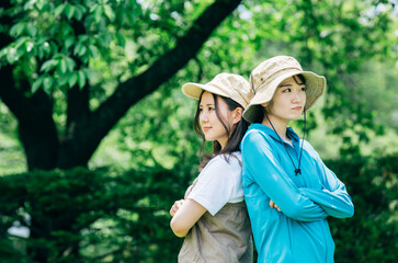 友達と喧嘩する女性
