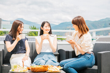 屋上でお茶会をする女性たち

