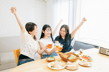 家でパーティーする女性たち（ビール）
