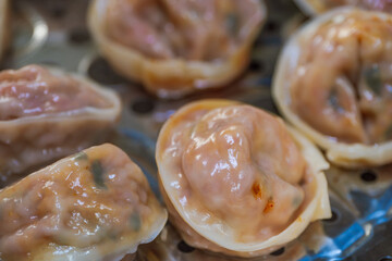 매콤하고 맛있는 한국 음식 김치 만두 요리