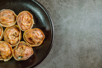 매콤하고 맛있는 한국 음식 김치 만두 요리