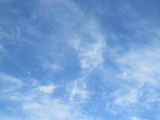 leichte Wolken vor blauem Himmel