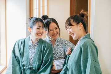 温泉旅行に来た女友達（廊下・3人）
