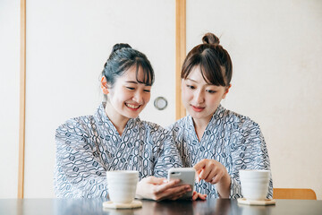 旅館でくつろぐ女性たち
