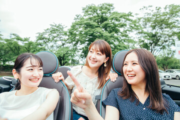 ドライブする女性たち（3人）
