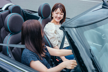 ドライブする女性たち（2人）
