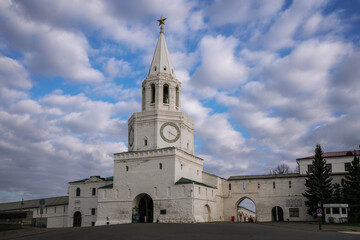 Fototapeta na wymiar Spasskaya Tower and the entrance to the territory of the Kazan Kremlin on a cloudy spring morning, Kazan, Republic of Tatarstan, Russia