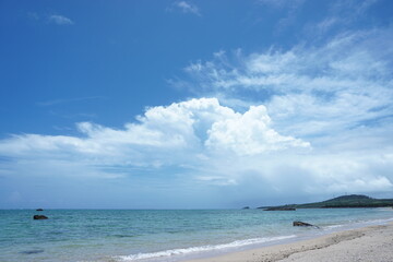 夏雲がもくもく、沖縄のビーチ