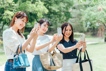 スマホを使う女性たち（アプリ・写真撮影）
