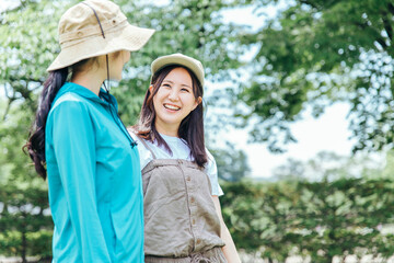 Fototapeta premium トレッキング・登山する女性たち 