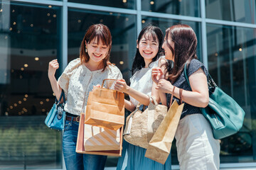 ショッピングを楽しむ女性たち
