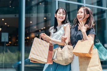 Deurstickers ショッピングを楽しむ女性たち（2人）（アジア人・中国人・日本人・韓国人） © buritora