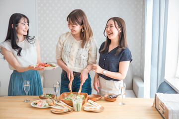 家でパーティーする女性たち（配膳）
