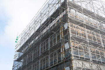建築工事　ビルの足場