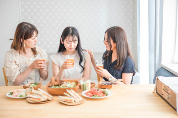 家で悩み相談する女性たち（ビール・悩む）
