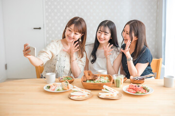 ホームパーティーをする女性たち（自撮り）
