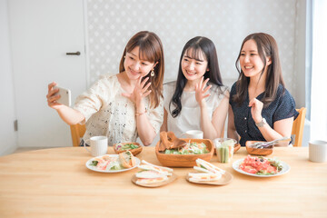 ホームパーティーをする女性たち（自撮り）
