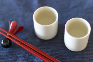 日本酒の入ったお猪口と箸