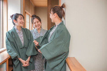 温泉旅行に来た女友達（廊下・3人）
