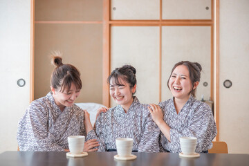 温泉旅行に来た女友達（部屋・3人・爆笑）
