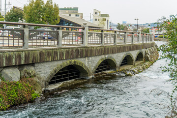 道路下の水路に流れ込む神田川の水／静岡県富士宮市