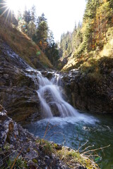 Herbstblätter und Wasserfall 