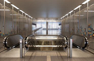 Die Rolltreppen einer U-Bahnhaltestelle  in einer Station