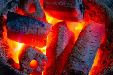 赤く燃える炭