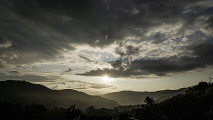 山に沈む　夕日
