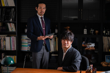 チームで仕事をしているアジア系の貴重なミドル層ビジネスマンカメラ目線のカッコイイ顔