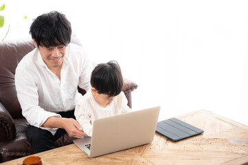 どれどれ～～ここかな？とパパのリモートワークの邪魔をして楽しい赤子