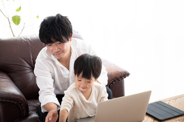 リモートワークが無理だけど優しく見守るパパさんと「ここかな？」とポチポチ押しちゃう幼児	
